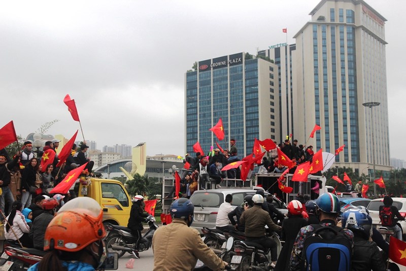 Xe cẩu, xe tải chở người hâm mộ đổ về khách sạn